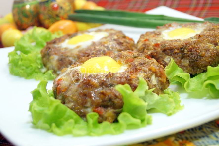 Рецепт пасхальных мясных колечек с яйцом