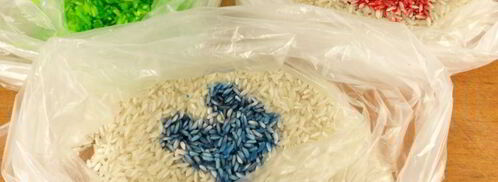 яйца пасхальные окрашенные цветным рисом. Шаг 2