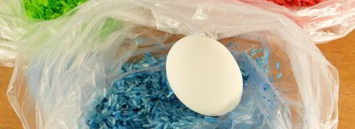 яйца пасхальные окрашенные цветным рисом. Шаг 3