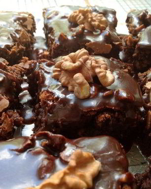 Шоколадные кубики с грецким орехом и миндалем
