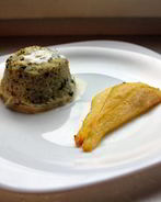 Дважды запеченное суфле Горгонзола и карамелизованная груша