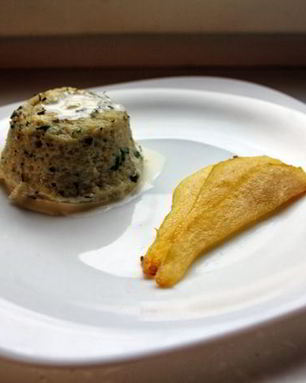 Дважды запеченное суфле Горгонзола и карамелизованная груша