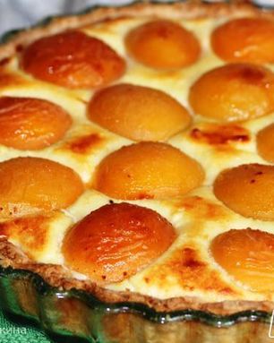 Сладкий киш с творожным суфле и абрикосами