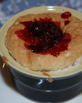 Сладкое суфле с ягодно-апельсиновым соусом