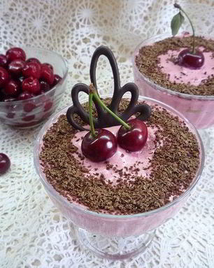 Сливочно-вишневое суфле с творогом и шоколадом