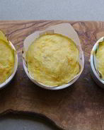 Суфле с горошком, грюйером и розовым перцем