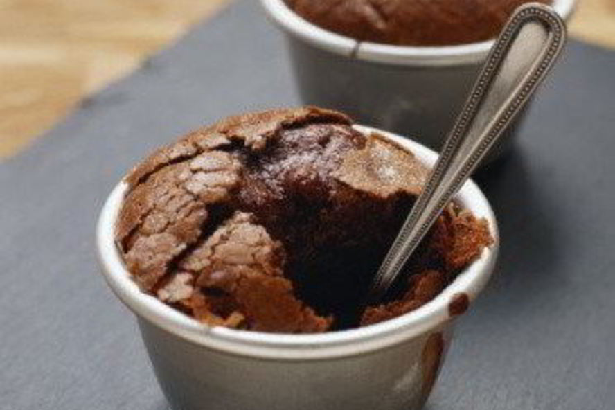 Рецепт теплого шоколадного суфле с фисташковым мороженым