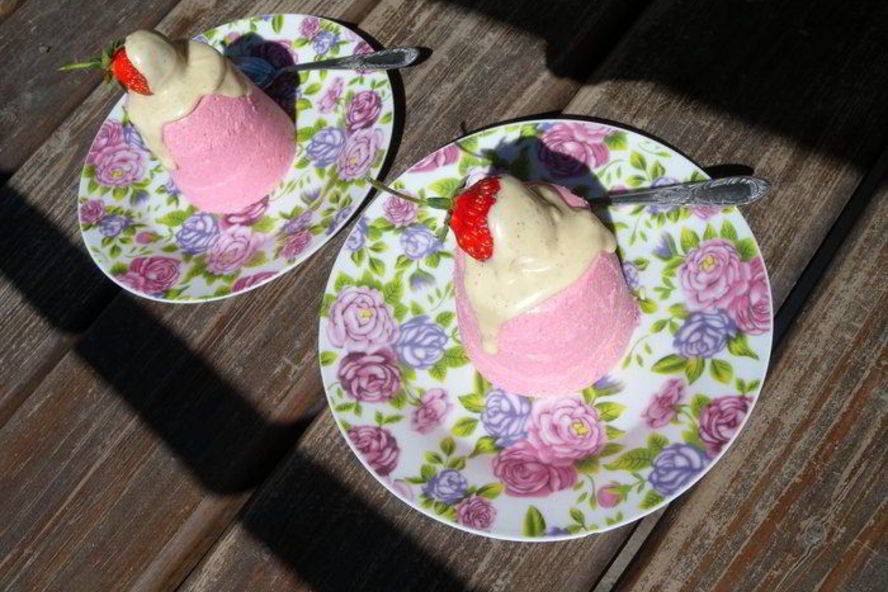 Рецепт творожного суфле с белым шоколадом и клубникой