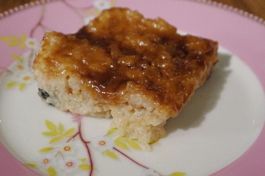 Рецепт ванильного рисового пудинга с изюмом и карамелью