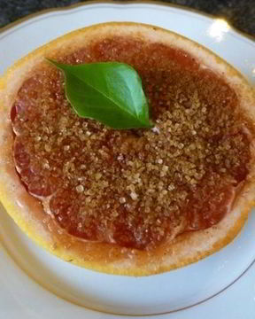Запеченный грейпфрут с корицей и коричневым сахаром