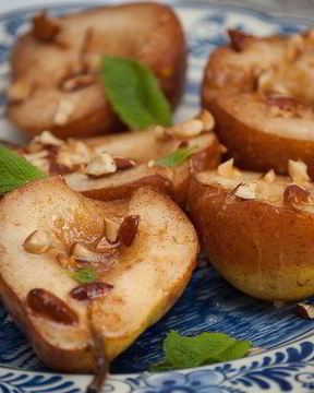 Запеченные груши с миндалем и корицей