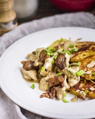 Драники с курицей и грибами в сливочном соусе