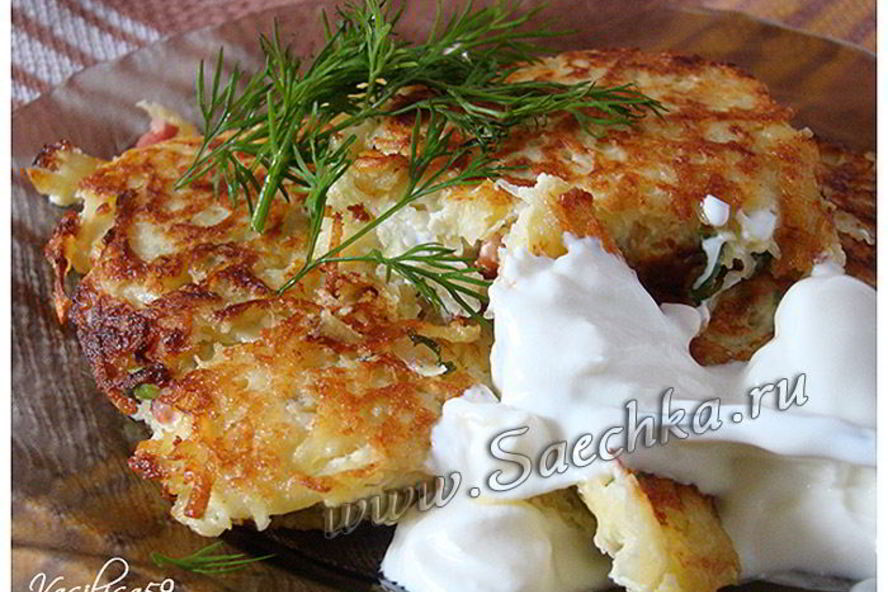 Рецепт картофельных драников с сыром и шпикачками