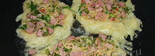 картофельные драники с сыром и шпикачками. Шаг 6