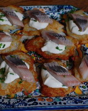 Овощные драники с селедкой