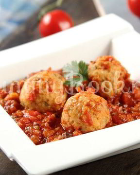 Фрикадельки с овощами в томатном соусе