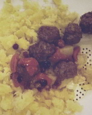 Фрикадельки в клюквенно-медовом соусе в духовке