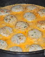 Куриные фрикадельки в томатно-сметанном соусе