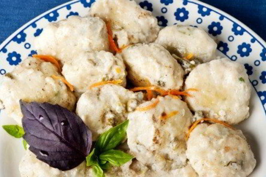 Рецепт рыбных фрикаделек в соусе с корнишонами по-польски