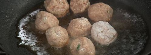 скандинавские фрикадельки с брусничным соусом и пикантным пюре. Шаг 5