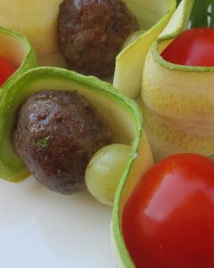 Цукини на шпажках с фрикадельками и помидорами
