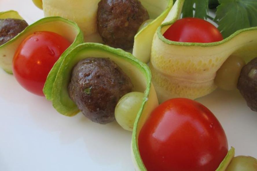 Рецепт цукини на шпажках с фрикадельками и помидорами