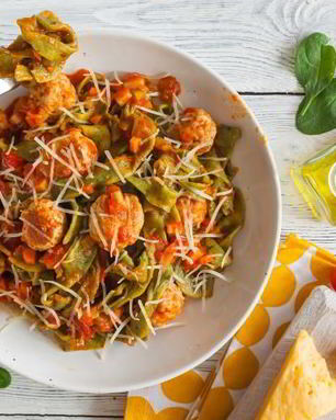 Зеленые тальятелле с фрикадельками