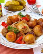 Гарнир из молодого картофеля в сковороде