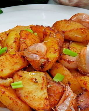 Картофель с чесноком и зеленью