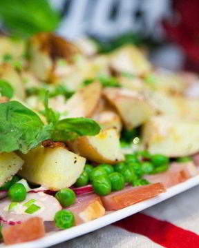 Картофель с горошком и ветчиной