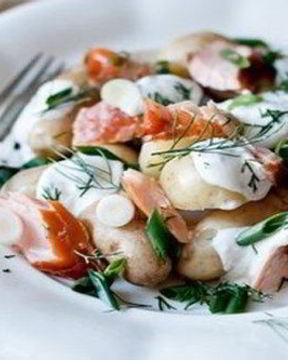 Картофель с копченым лососем под соусом из йогурта