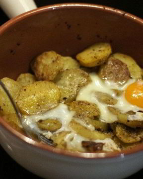 Картофель в духовке с яйцом