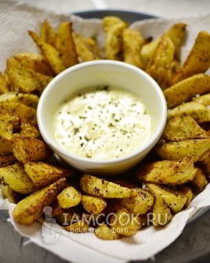 Картофель во фритюре с сырным соусом