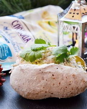 Печеный картофель с креветочным салатом