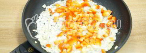 рис с овощами на сковороде. Шаг 2