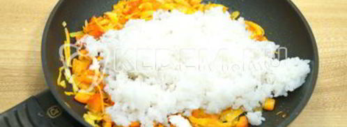 рис с овощами на сковороде. Шаг 6