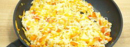 рис с овощами на сковороде. Шаг 7