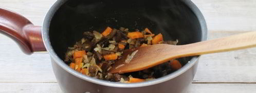 тушеная чечевица с опятами и куриным филе. Шаг 7