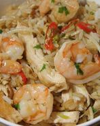 Жареный рис с креветками и курицей, заправленный по-восточному