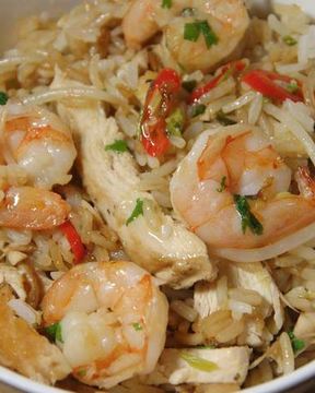 Жареный рис с креветками и курицей, заправленный по-восточному