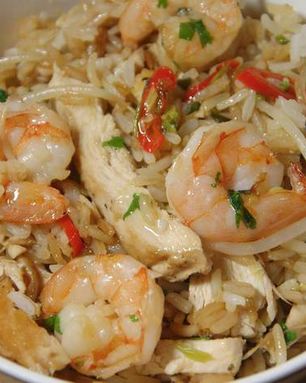 Жареный рис с креветками и курицей, заправленный по-восточному