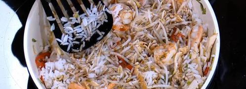 жареный рис с креветками и курицей, заправленный по-восточному. Шаг 11