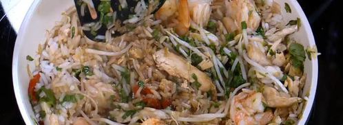 жареный рис с креветками и курицей, заправленный по-восточному. Шаг 12