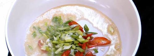 жареный рис с креветками и курицей, заправленный по-восточному. Шаг 5