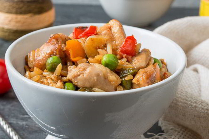 Рецепт жареного риса с курицей и сладким перцем