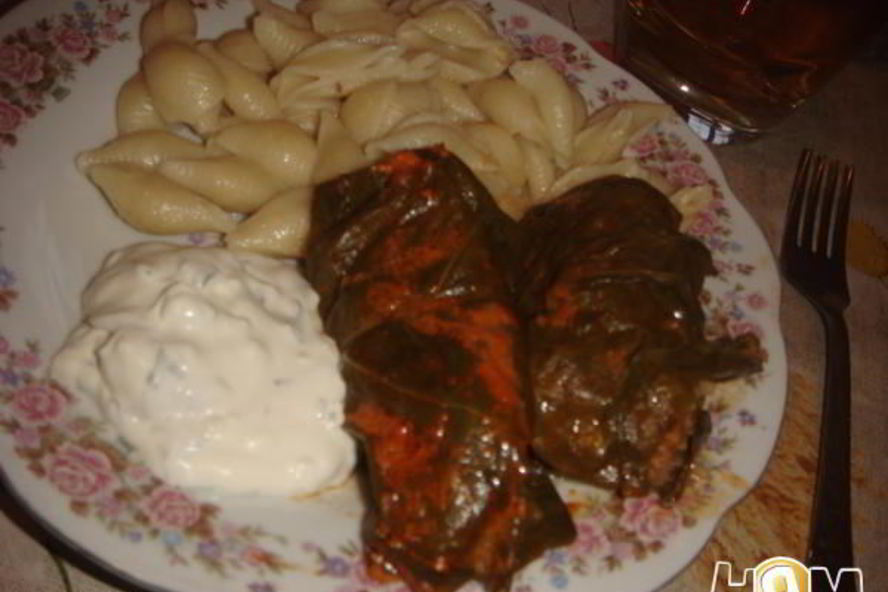 Рецепт голубцов в лахане с двумя соусами