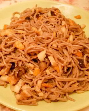 Гречневая лапша с кальмарами, грибами и цедрой