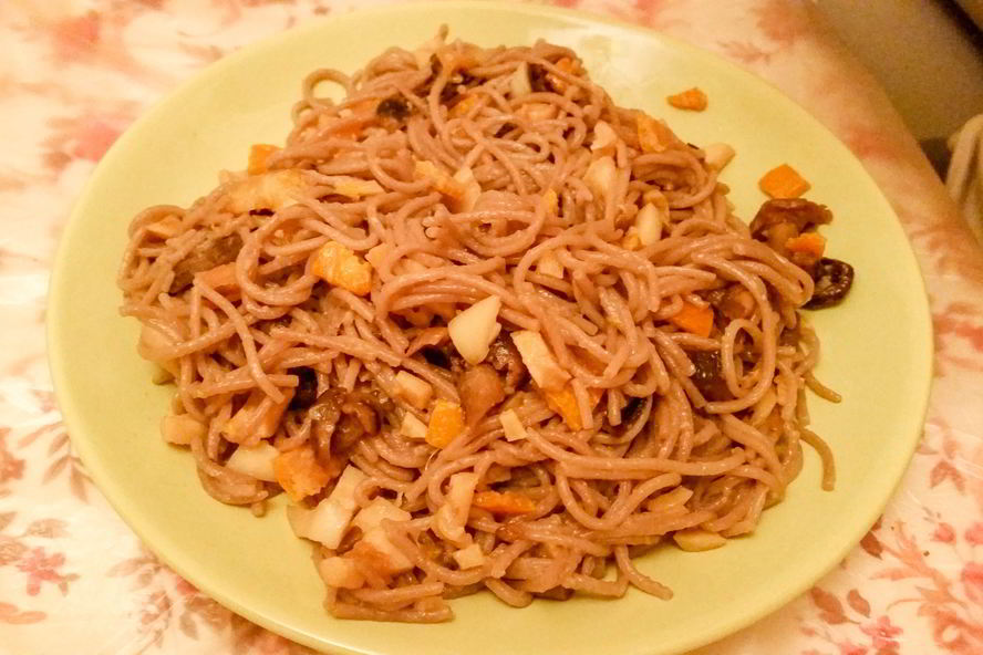 Рецепт гречневой лапши с кальмарами, грибами и цедрой