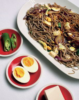 Гречневая лапша с яйцами и сыром тофу