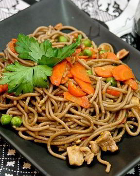 Гречневая лапша со свининой в соусе